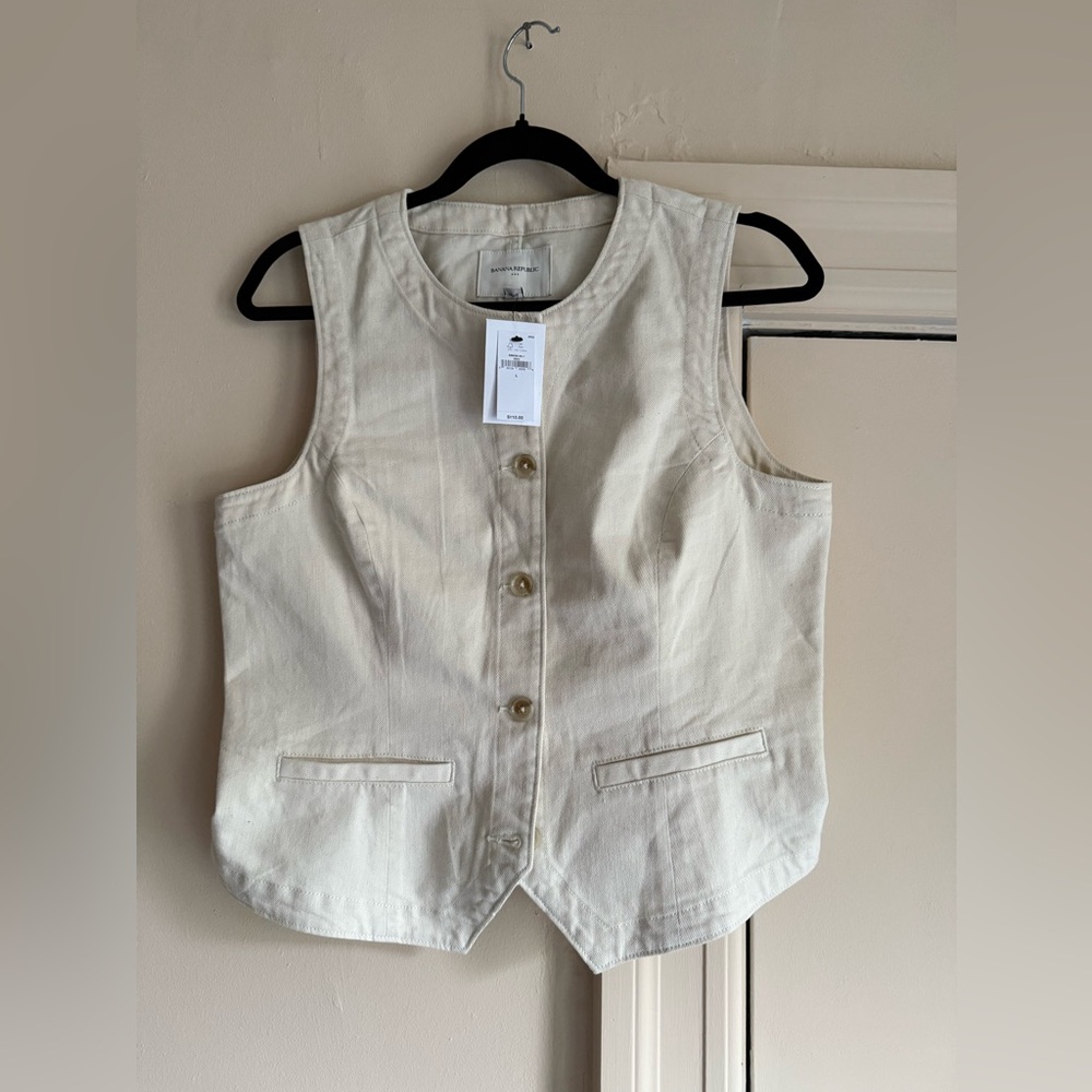 NWT Banana Republic Cream Sleeveless Button-Up Vest